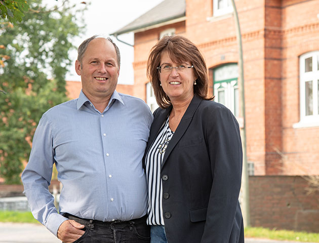 Martin und Bärbel Lüdeke vor Ihrem Hof in Curslack