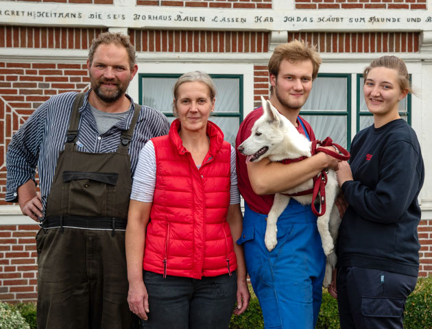 Familie Peters vor dem historischen Hof