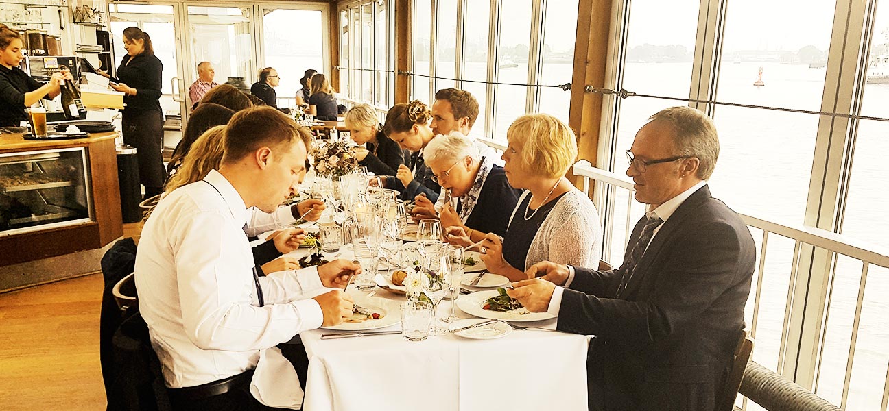 Ideal für kleine
Familienfeiern

... mit Blick auf die Elbe.