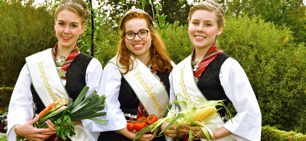 Erntemajestäten
aus Hamburgs Süden?

... werden jedes Jahr neu gewählt und vertreten die Vier- und Marschlande im ganzen Land.