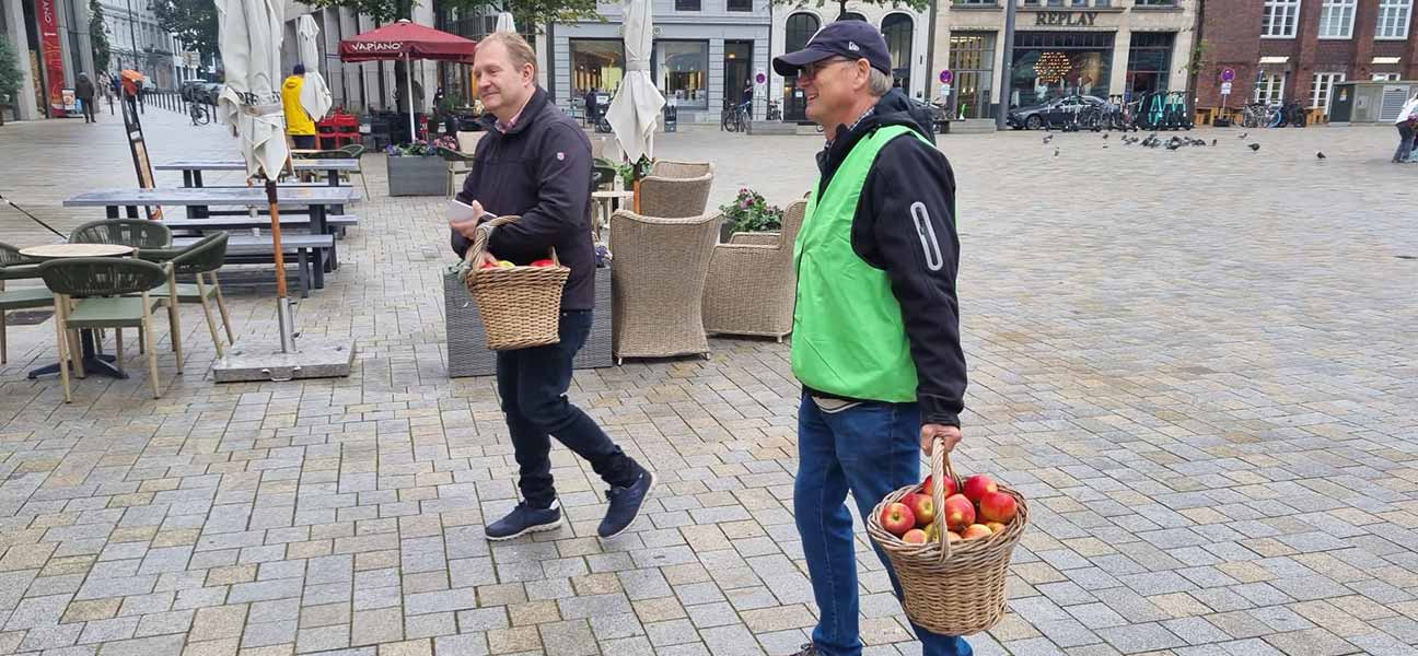 Natürlich von nebenan?

... am 24.09. wurden in Hamburg frische Äpfel an Passanten verschenkt,
um für den Kauf regionaler Äpfel zu werben.