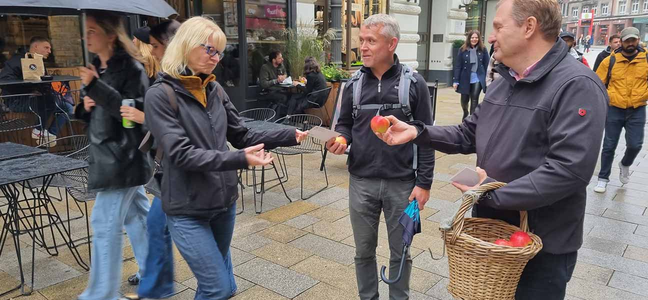 Zeit der deutschen Äpfel?

... am 24. September wurden in Hamburg frische Äpfel an Passanten verschenkt,
um für den Kauf regionaler Äpfel zu werben.